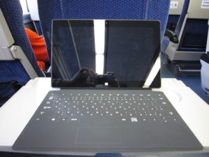 西武鉄道10000系 特急レッドアロー ちちぶ号 テーブルにSurfaceを置いてみた