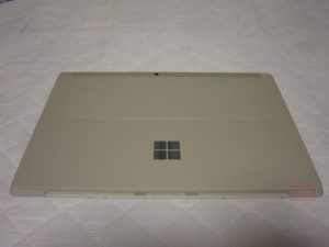 Surface 3 裏面 SIMスロットは赤枠の部分です