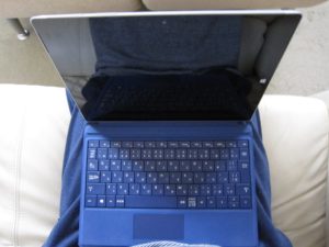 Surface 3 タイプカバーを寝かせた状態で腿打ちする