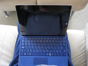 Surface 3 タイプカバーをやや起こした状態で腿打ちする