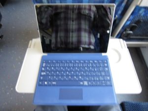 JR東日本 E257系 特急わかしお さざなみ テーブルにSurface 3を置いてみました 上から撮影