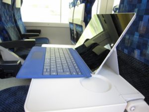 JR東日本 E257系 特急わかしお さざなみ テーブルにSurface 3を置いてみました 横から撮影