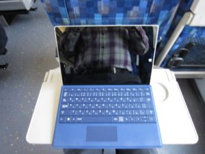 JR東日本 E257系 特急わかしお さざなみ テーブルにSurface 3を置いてみました キーボードに角度を付けて 上から撮影