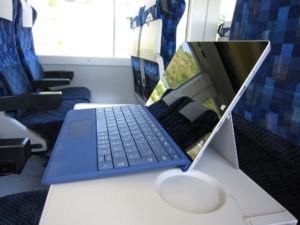 JR東日本 E257系 特急わかしお さざなみ テーブルにSurface 3を置いてみました キーボードに角度を付けて 横から撮影