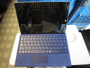 東海道新幹線 N700A系 のぞみ ひかり こだま テーブルにSurface 3を置いてみました キーボードに角度を付けて 上から撮影