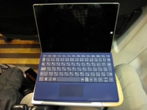 JR九州885系 特急白いかもめ  肘掛け式テーブルにSurface 3を置いてみました キーボードに角度を付けて 上から撮影