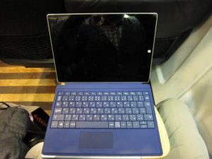 JR九州885系 特急白いかもめ  肘掛け式テーブルにSurface 3を置いてみました 上から撮影