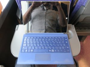 東武鉄道 特急リバティ 500系 テーブルにSurface 3を置いてみました 上から撮影