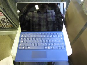 JR東日本 185系 特急踊り子 テーブルにSurface 3を置いてみました キーボードに角度を付けて 上から撮影