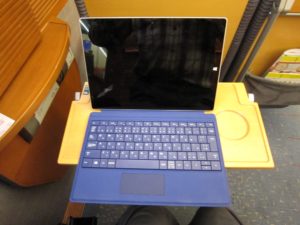 小田急電鉄 特急ロマンスカー 50000系 VSE テーブルにSurface 3を置いてみました 上から撮影