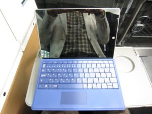 JR東日本 E657系 特急ひたち ときわ テーブルにSurface 3を置いてみました キーボードに角度を付けて 上から撮影