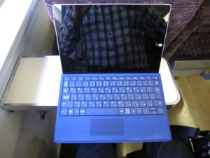 東武鉄道 200系 特急りょうもう テーブルにSurface 3を置いてみました キーボードに角度を付けて 上から撮影