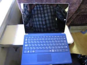 東武鉄道 200系 特急りょうもう テーブルにSurface 3を置いてみました 残念ながらタイプカバーを広げることができませんでした 上から撮影