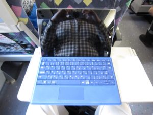 JR東日本 E257系 特急あずさ かいじ テーブルにSurface 3を置いてみました キーボードに角度を付けて 上から撮影