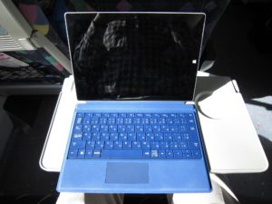 JR東日本 E257系 特急あずさ かいじ テーブルにSurface 3を置いてみました 上から撮影