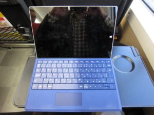 JR東日本 E259系 特急成田エクスプレス テーブルにSurface 3を置いてみました キーボードに角度を付けて 上から撮影