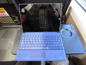 JR東日本 E259系 特急成田エクスプレス テーブルにSurface 3を置いてみました 上から撮影