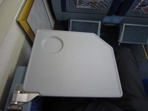 東武鉄道100系 特急スペーシアけごん 肘掛け収納式のテーブル
