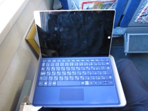 東武鉄道100系 特急スペーシアきぬ 肘掛け式テーブルにSurface 3を置いてみました キーボードに角度を付けて 上から撮影