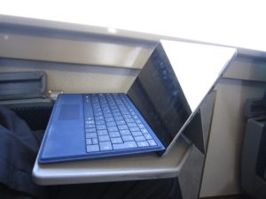 東武鉄道100系 特急スペーシアけごん 肘掛け式テーブルにSurface 3を置いてみました キーボードに角度を付けて 横から撮影