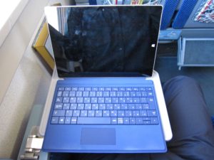 東武鉄道100系 特急スペーシアきぬ 肘掛け式テーブルにSurface 3を置いてみました 上から撮影