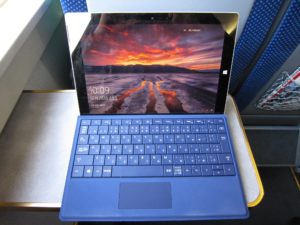 東武鉄道100系 特急スペーシアきぬ 跳ね上げ式テーブルにSurface 3を置いてみました キーボードに角度を付けて 上から撮影