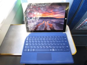 東武鉄道100系 特急スペーシアけごん 跳ね上げ式テーブルにSurface 3を置いてみました 上から撮影