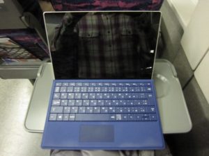JR東日本 E2系 上越新幹線たにがわ テーブルにSurface 3を置いてみました キーボードに角度を付けて 上から撮影