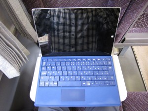 JR東日本651系 特急草津 テーブルにSurface 3を置いてみました キーボードを畳んだ状態で上から撮影