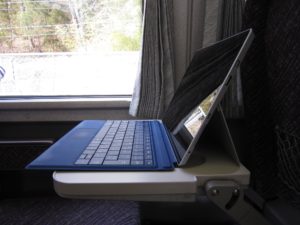 JR東日本651系 特急草津 テーブルにSurface 3を置いてみました 横から撮影