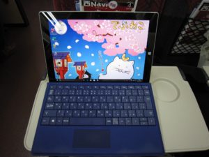 北陸新幹線 W7系 かがやき はくたか あさま つるぎ テーブルにSurface 3を置いてみました キーボードを畳んだ状態で上から撮影