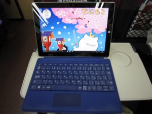 北陸新幹線 W7系 かがやき はくたか あさま つるぎ テーブルにSurface 3を置いてみました 上から撮影