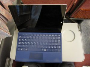 JR北陸本線 681系 サンダーバード しらさぎ ダイナスター  テーブルにSurface 3を置いてみました キーボードを畳んだ状態で上から撮影