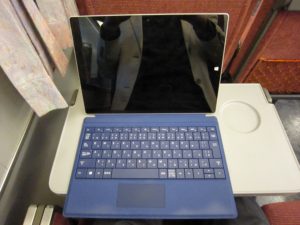 JR北陸本線 681系 サンダーバード しらさぎ ダイナスター  テーブルにSurface 3を置いてみました 上から撮影