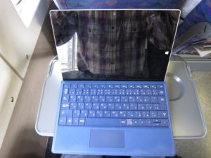 上越新幹線 E4系 Maxたにがわ Maxとき テーブルにSurface 3を置いてみました キーボードを畳んだ状態で上から撮影