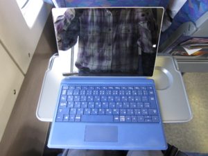 上越新幹線 E4系 Maxたにがわ Maxとき テーブルにSurface 3を置いてみました 上から撮影