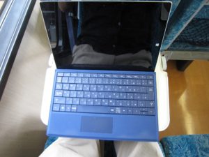 JR四国 2000系 特急南風 しまんと あしずり  テーブルにSurface 3を置いてみました キーボードを畳んだ状態で上から撮影