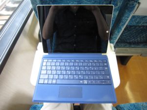 JR四国 2000系 特急南風 しまんと あしずり  テーブルにSurface 3を置いてみました 上から撮影