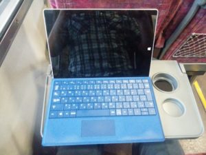 JR西日本 381系 特急やくも  テーブルにSurface 3を置いてみました キーボードを畳んだ状態で上から撮影