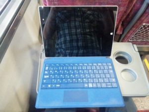 JR西日本 381系 特急やくも  テーブルにSurface 3を置いてみました キーボードを畳んだ状態で上から撮影