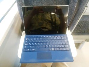 JR四国 8000系 特急しおかぜ いしづち テーブルにSurface 3を置いてみました キーボードを畳んだ状態で上から撮影