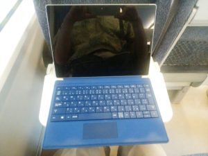 JR四国 8000系 特急しおかぜ いしづち テーブルにSurface 3を置いてみました 上から撮影