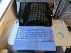 JR西日本 287系 特急こうのとり・きのさき テーブルにSurface 3を置いてみました 上から撮影