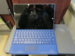 JR北海道 789系 特急スーパーカムイ テーブルにSurface 3を置いてみました キーボードを畳んだ状態で上から撮影