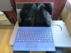 JR北海道 789系 特急スーパーカムイ テーブルにSurface 3を置いてみました 上から撮影