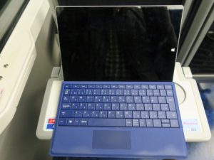 京成電鉄 スカイライナー AE型 テーブルにSurface 3を置いてみました キーボードを畳んだ状態で上から撮影