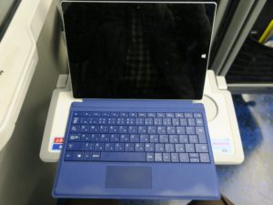 京成電鉄 スカイライナー AE型 テーブルにSurface 3を置いてみました