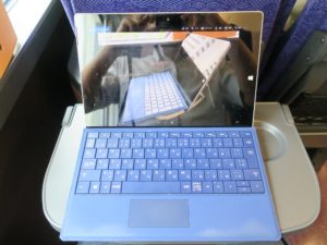 東武鉄道 特急リバティ 500系 テーブルにSurface 3を置いてみました キーボードを畳んだ状態で上から撮影