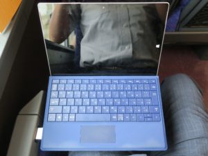 東武鉄道 特急リバティ 500系 ひじ掛け式テーブルにSurface 3を置いてみました キーボードを畳んだ状態で上から撮影