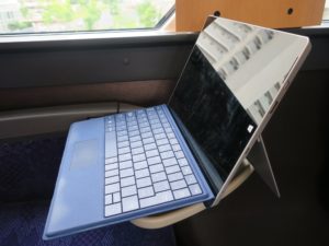東武鉄道 特急リバティ 500系 ひじ掛け式テーブルにSurface 3を置いてみました キーボードを畳んだ状態で横から撮影